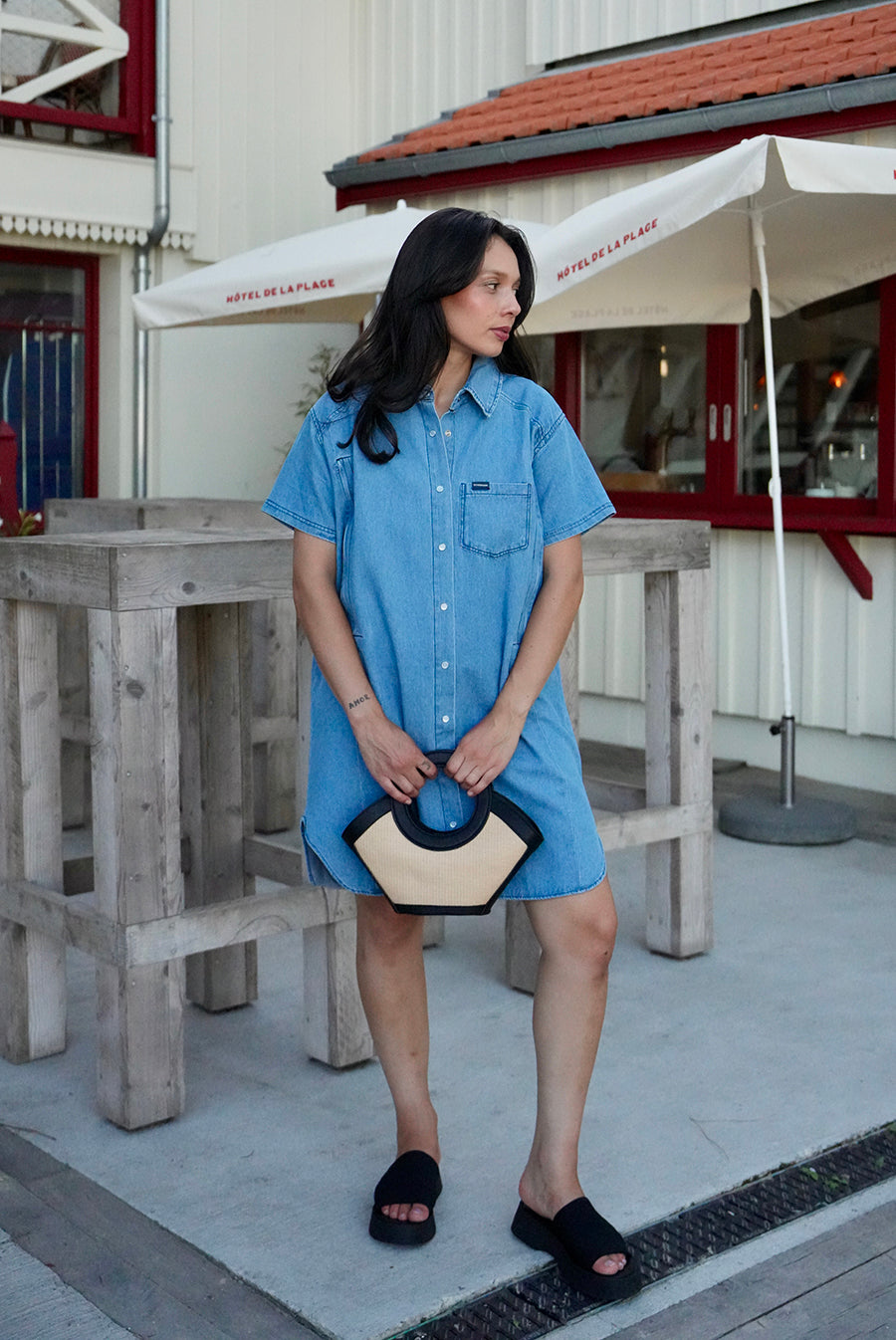 fr:Jeanne mesure 1m66 et porte une taille M, en:Jeanne is 1m66 and wears a size M, de:Jeanne ist 1m66 und trägt Größe M