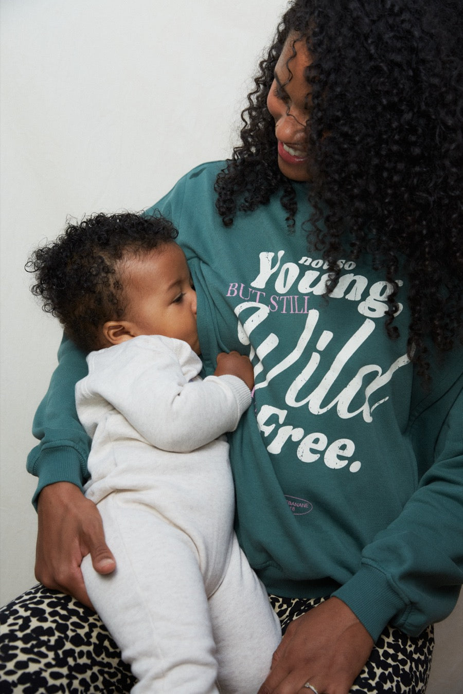 fr:Gennifer mesure 1m73 et porte une taille M, en:Gennifer is 1m73 and wears a size M, de:Gennifer ist 1m73 und trägt Größe M