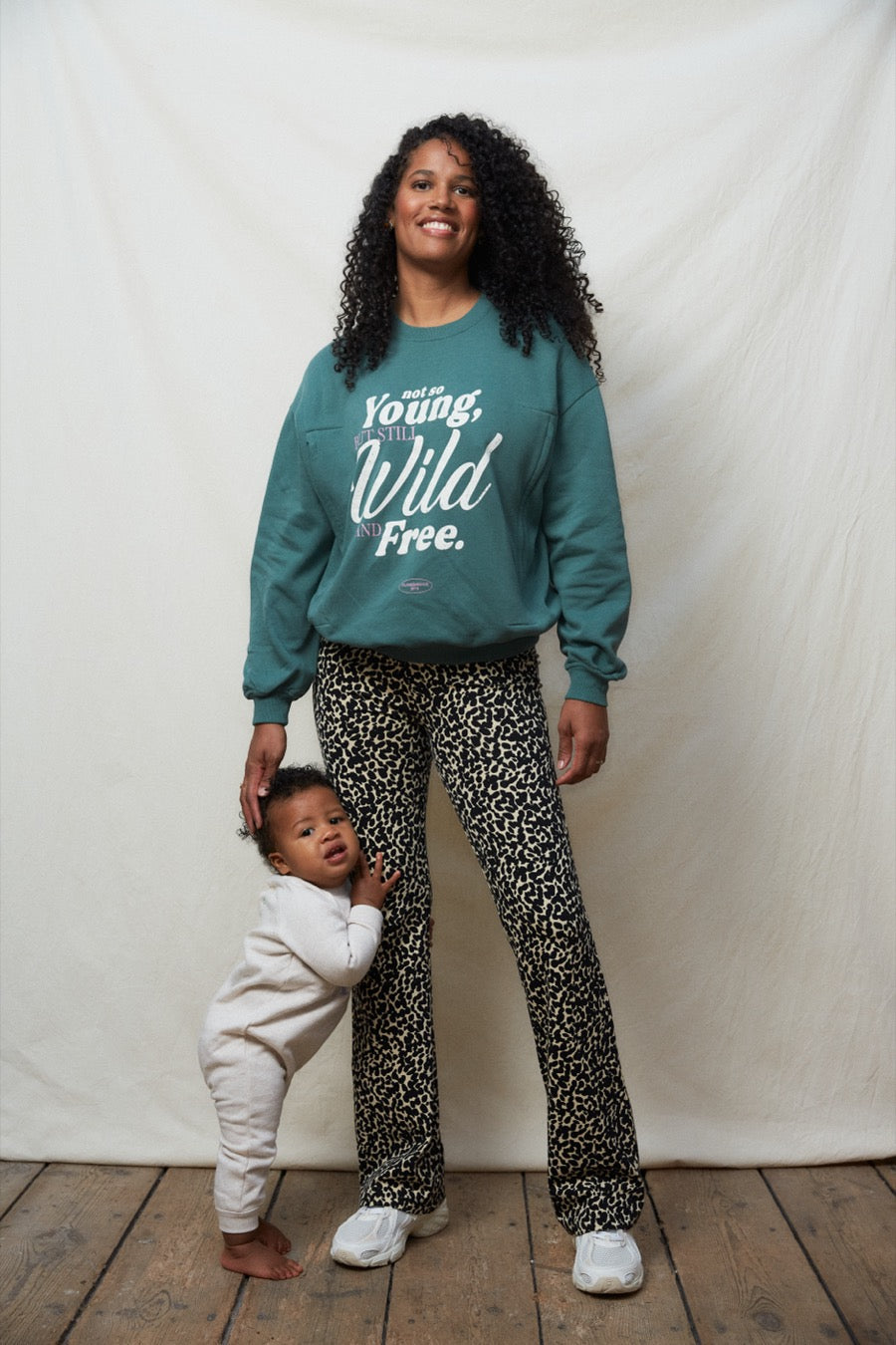 fr:Gennifer mesure 1m73 et porte une taille M, en:Gennifer is 1m73 and wears a size M, de:Gennifer ist 1m73 und trägt Größe M