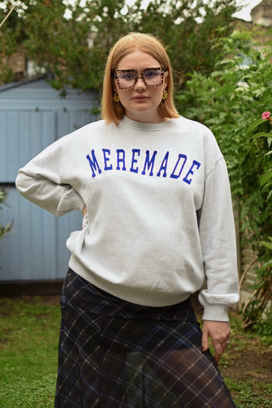 fr:Jess mesure 1m72 et porte une taille L, en:Jess is 1m72 and wears a size L, de:Jess ist 1m72 und trägt Größe L