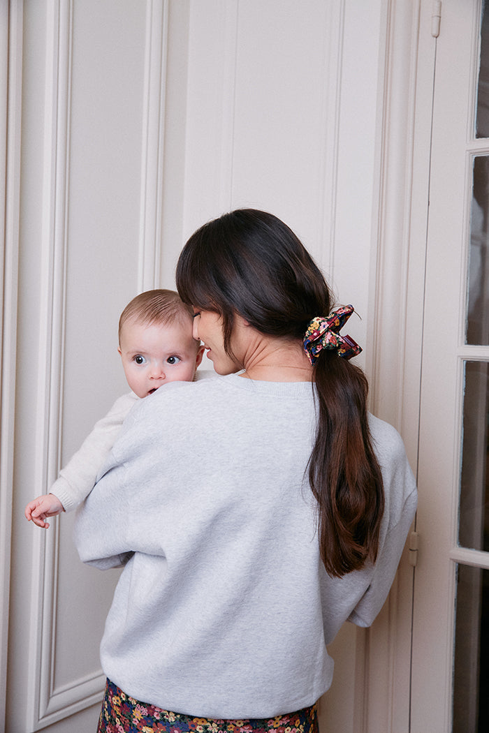 fr:Sinara mesure 1m80 et porte une taille S, en:Sinara is 1m80 and wears a size S, de:Sinara ist 1m80 und trägt Größe S