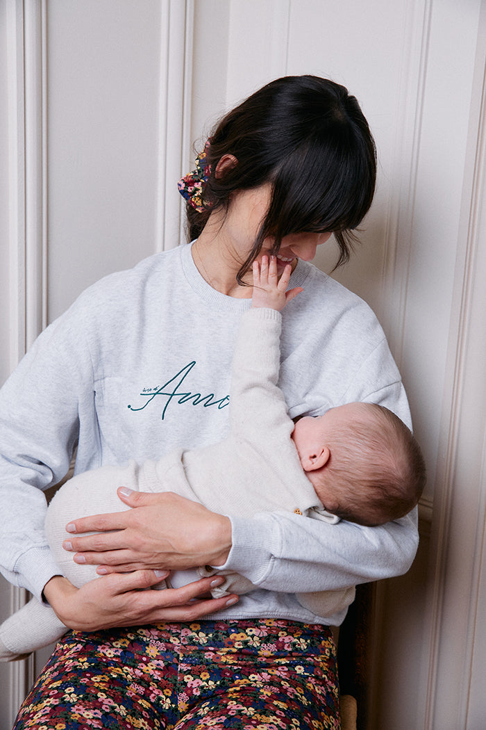 fr:Sinara mesure 1m80 et porte une taille S, en:Sinara is 1m80 and wears a size S, de:Sinara ist 1m80 und trägt Größe S