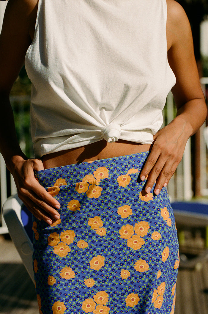 fr:Shahed porte une taille S, en:Shahed wears a size S, de:Shahed trägt Größe S