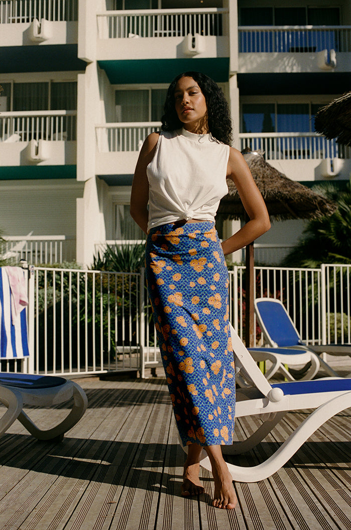 fr:Shahed porte une taille S, en:Shahed wears a size S, de:Shahed trägt Größe S