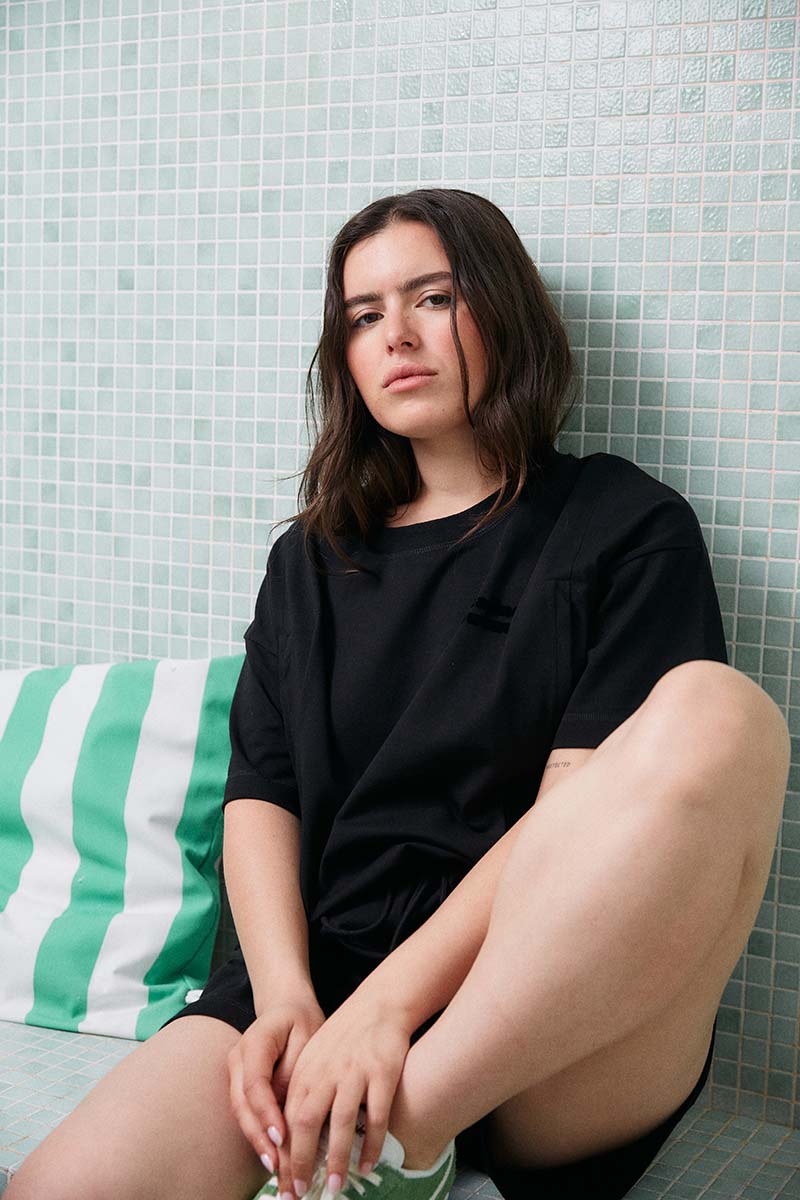fr: Félicie mesure 1m68 et porte une taille XL, en:Félicie is 1m68 and wears a size XL, de:Félicie ist 1.68m und trägt Größe XL