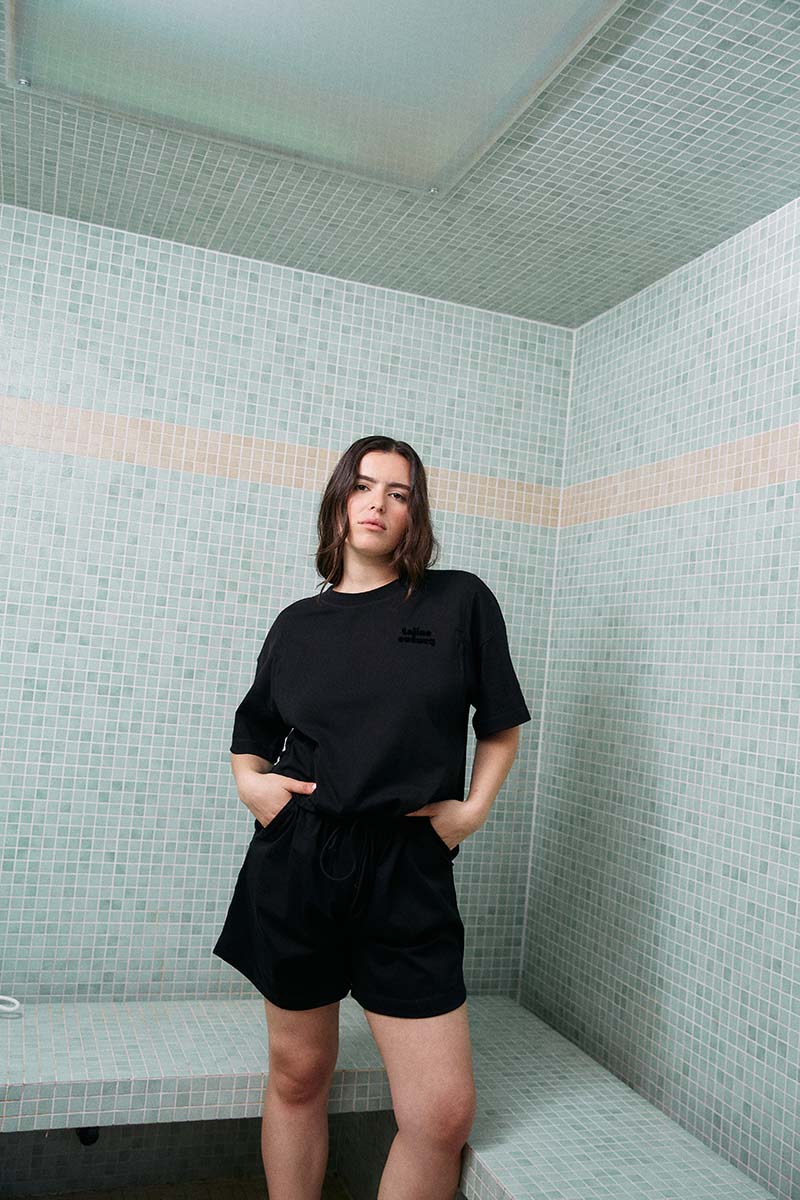 fr: Félicie mesure 1m68 et porte une taille XL, en:Félicie is 1m68 and wears a size XL, de:Félicie ist 1.68m und trägt Größe XL