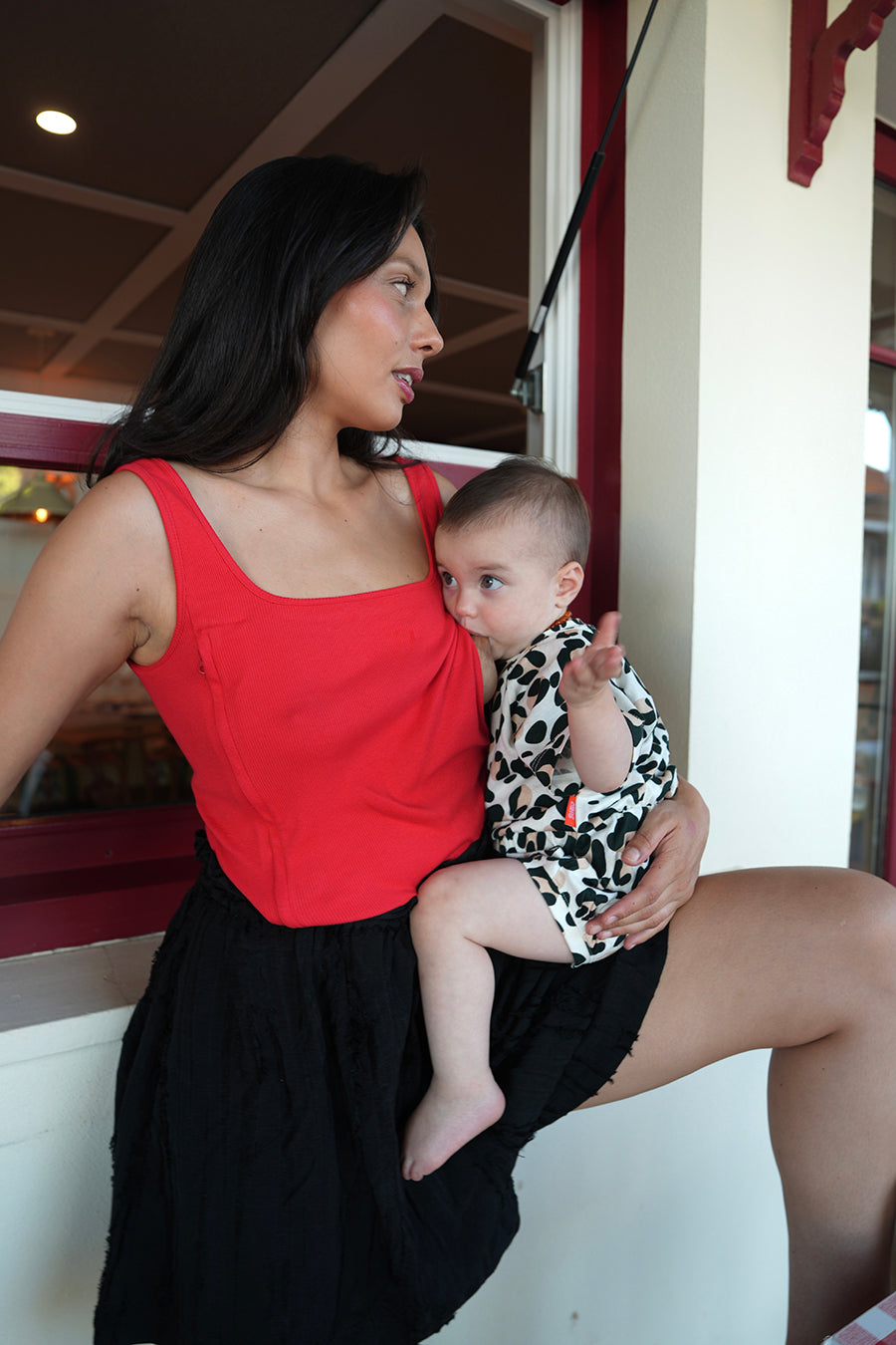 fr:Jeanne mesure 1m66 et porte une taille M, en:Jeanne is 1m66 and wears a size M, de:Jeanne ist 1m66 und trägt Größe M