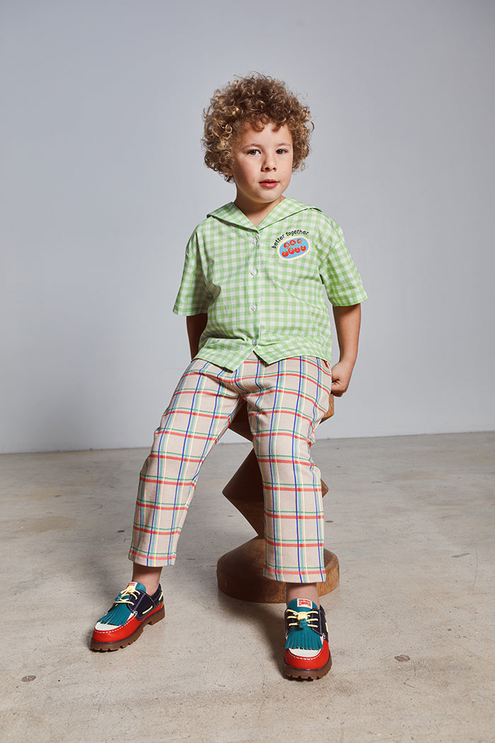 fr:Ernest porte une taille 7-8, en:Ernest wears a size 7-8, de:Ernest trägt Größe 7-8