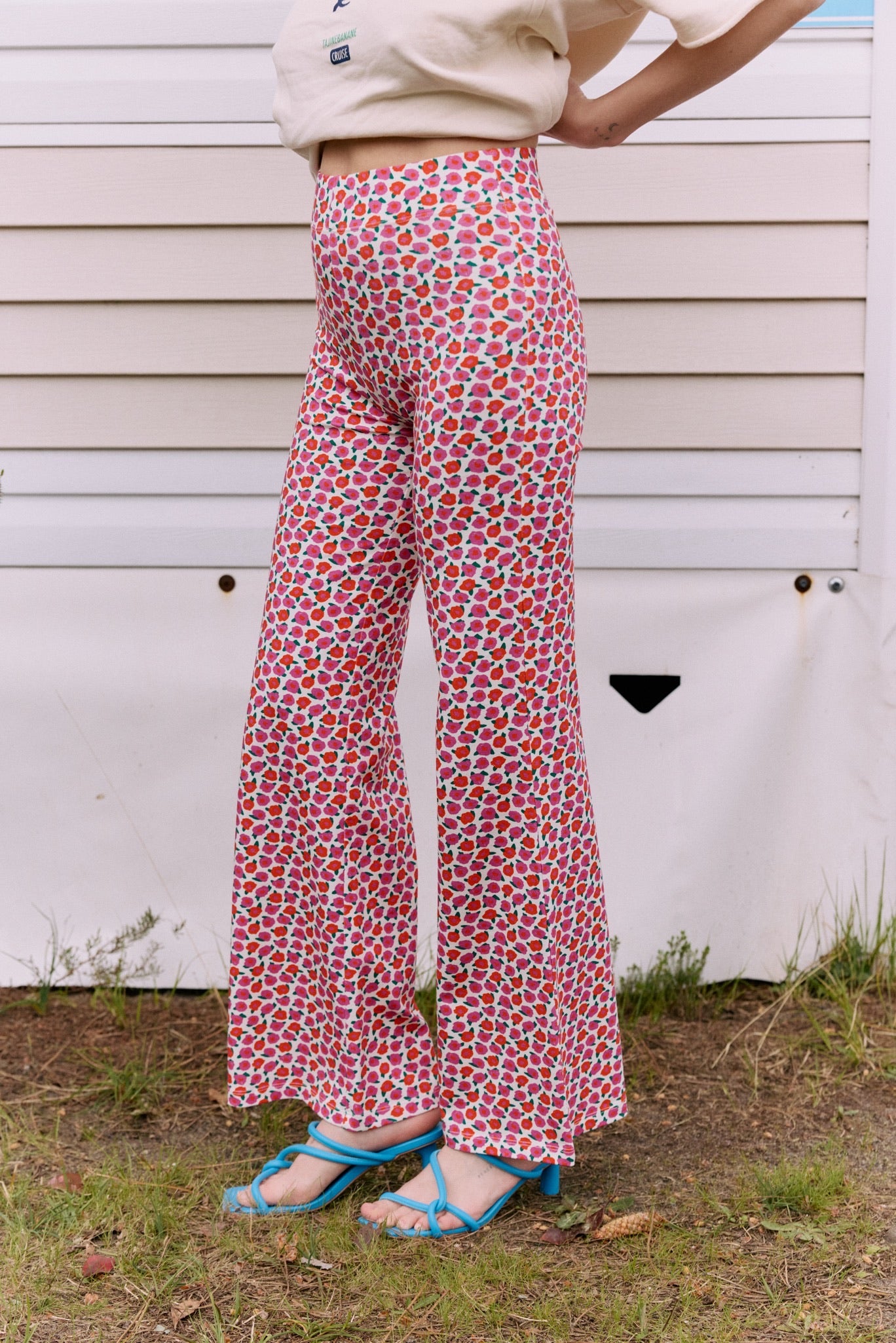 fr:Coline mesure 1m72 et porte une taille 1, en:Coline is 1m72 and wears a size 1, de:Coline ist 1m72 und trägt Größe 1