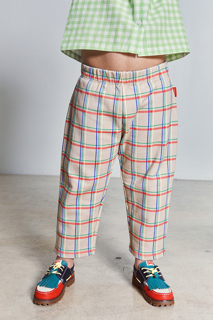 fr:Ernest porte une taille 7-8, en:Ernest wears a size 7-8, de:Ernest trägt Größe 7-8