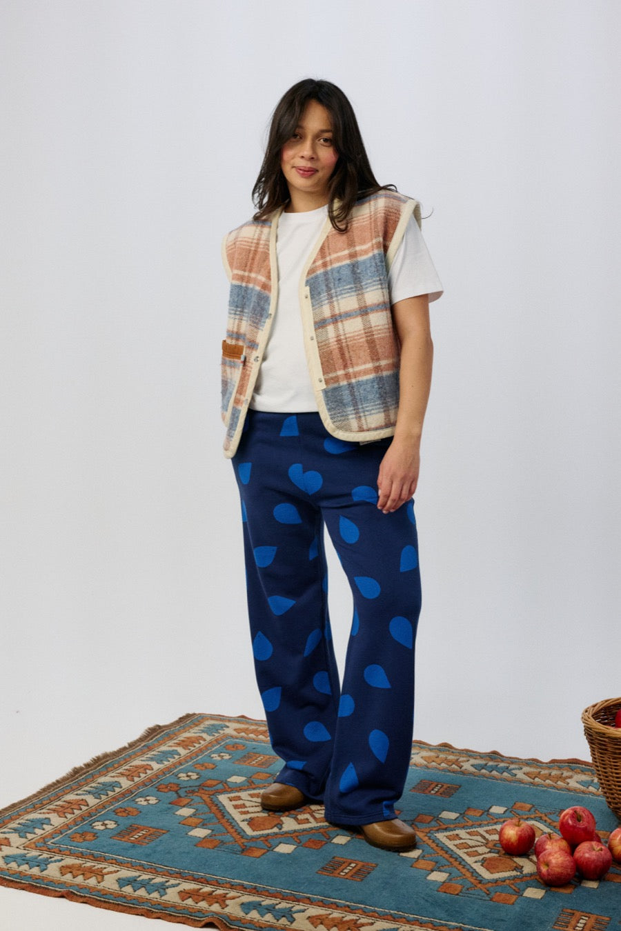 fr:Jeanne mesure 1m66 et porte une taille 2, en:Jeanne is 1m66 and wears a size 2, de:Jeanne ist 1m66 und trägt Größe 2