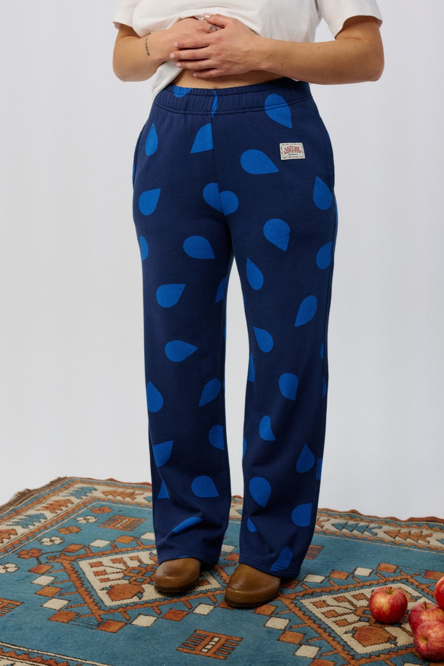 fr:Jeanne mesure 1m66 et porte une taille 2, en:Jeanne is 1m66 and wears a size 2, de:Jeanne ist 1m66 und trägt Größe 2