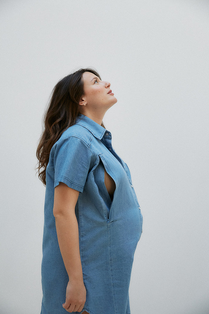 fr: Livia porte une taille L, en: Livia wears a size L, de: Livia trägt Größe L