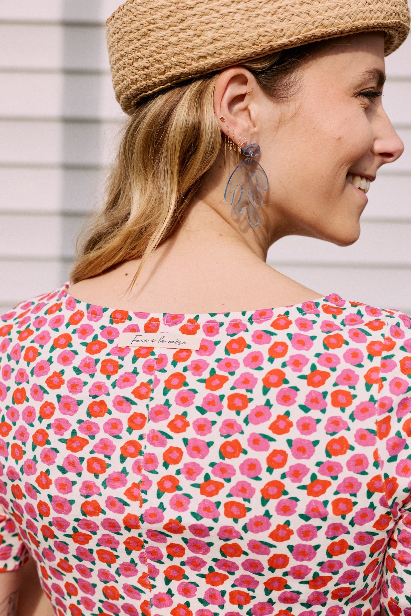 fr:Coline mesure 1m72 et porte une taille S, en:Coline is 1m72 and wears a size S, de:Coline ist 1m72 und trägt Größe S