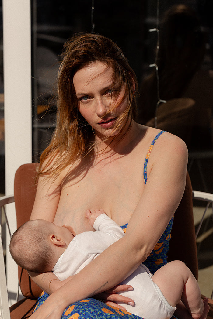 fr:Claudia porte une taille M, en:Shahed wears a size M, de:Shahed trägt Größe M