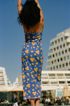 fr:Shahed porte une taille S, en:Shahed wears a size S, de:Shahed trägt Größe S