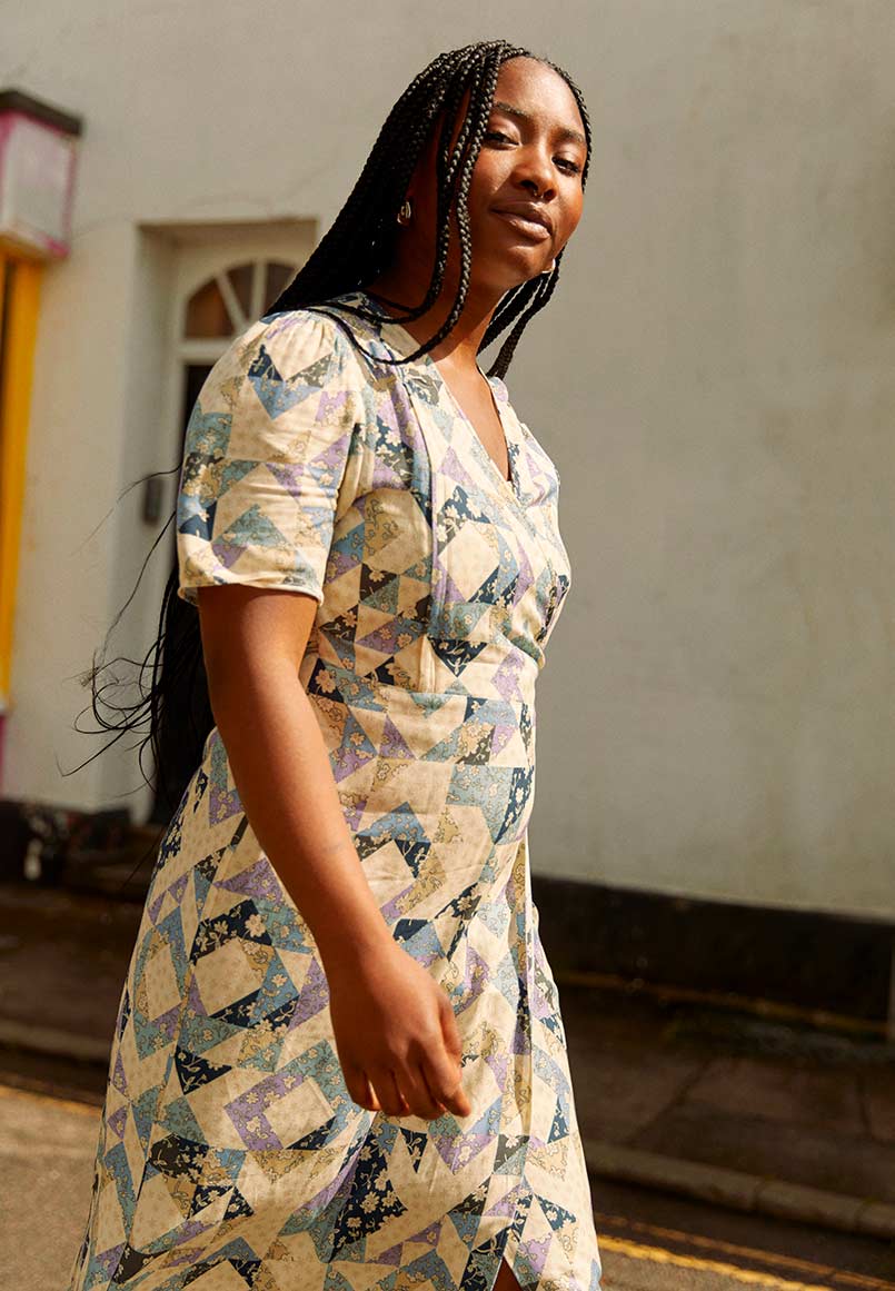 fr:Amy mesure 1m65 et porte une taille L, en:Amy is 1m65 and wears a size L, de:Amy ist 1.65m und trägt Größe L