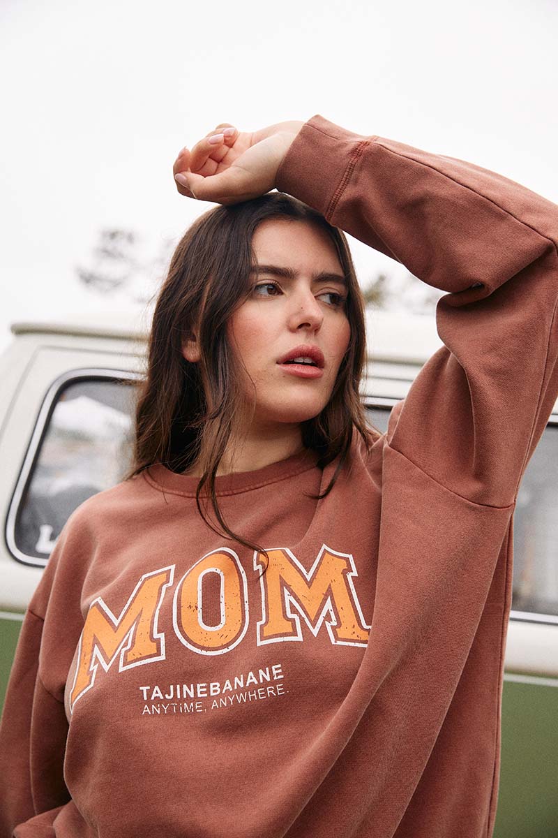 fr: Félicie mesure 1m68 et porte une taille L, en:Félicie is 1m68 and wears a size L, de:Félicie ist 1.68m und trägt Größe L