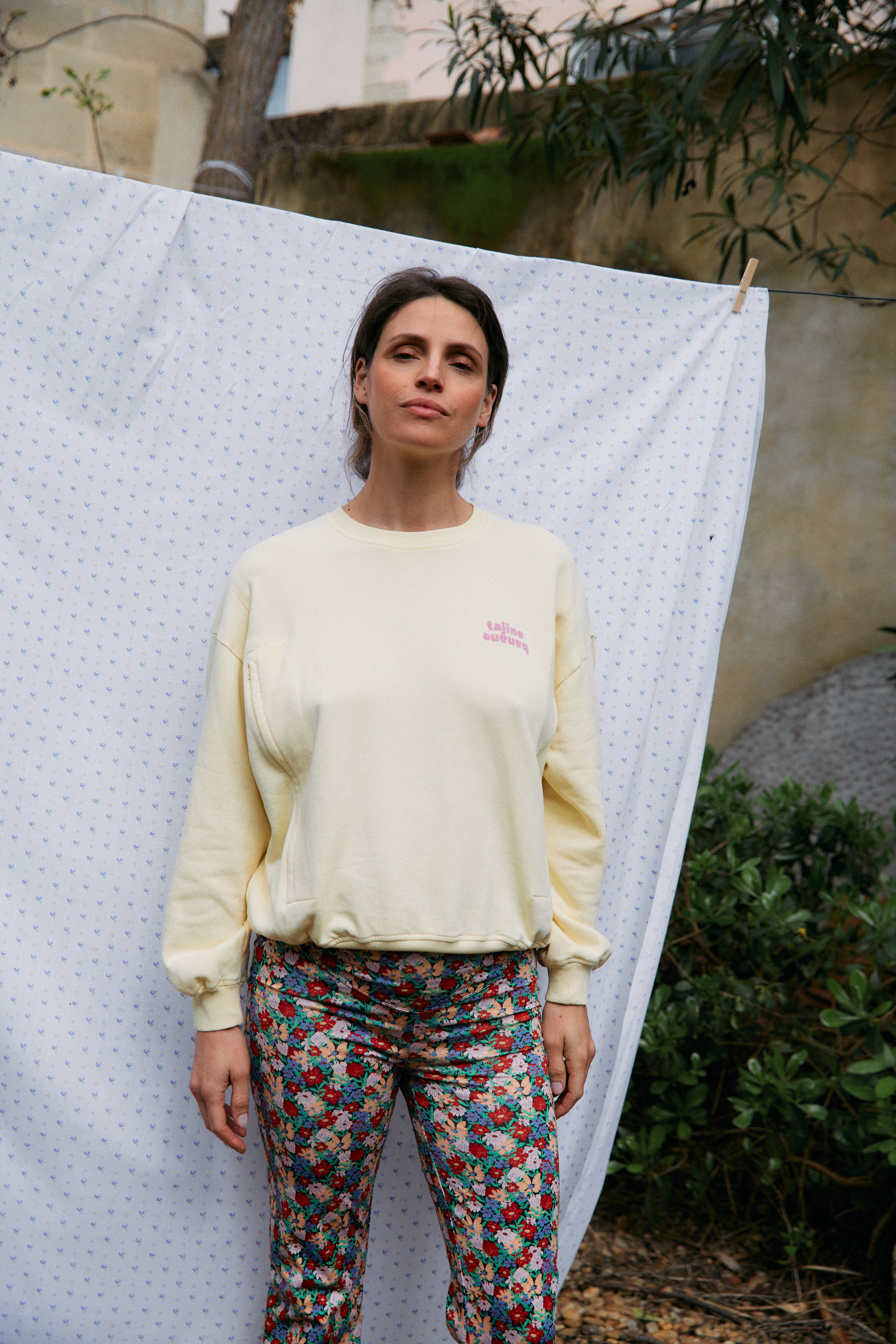fr:Romaine porte une taille M, en:Romaine wears a size M, de:Romaine trägt Größe M