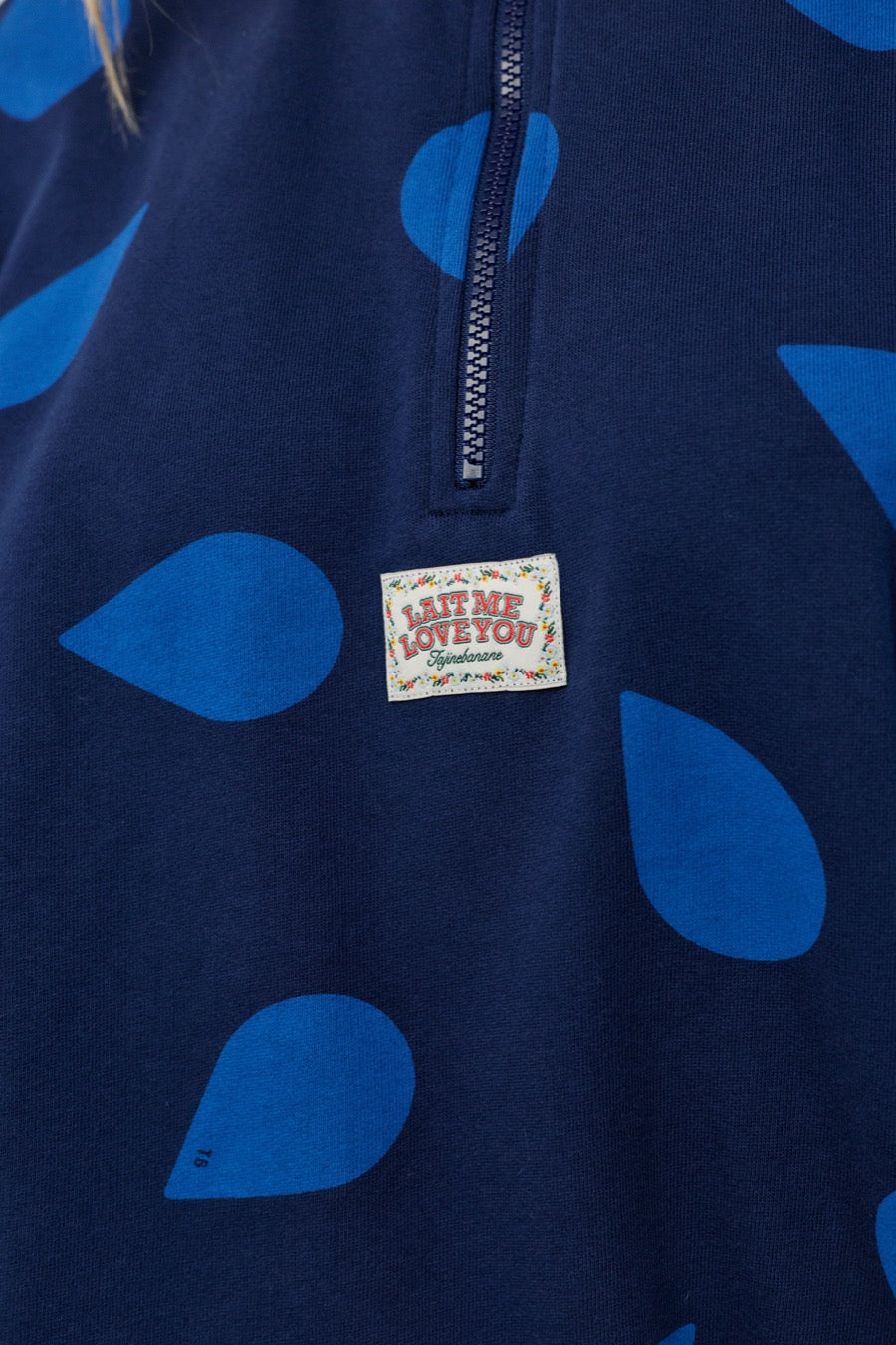 fr:Violette mesure 1m73 et porte une taille M, en:Violette is 1m73 and wears a size M, de:Violette ist 1m73 und trägt Größe M