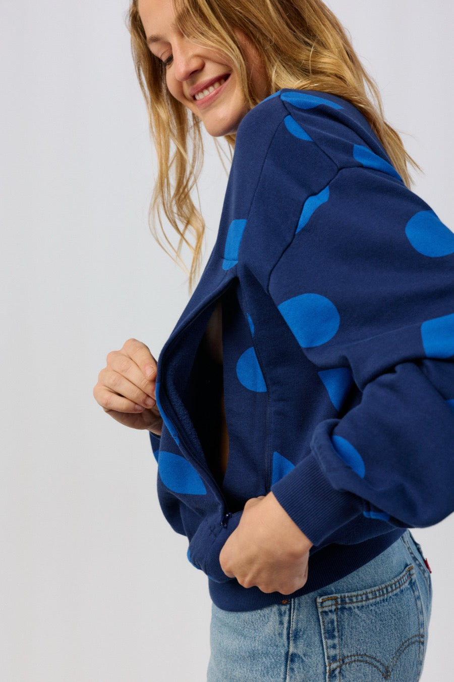 fr:Violette mesure 1m73 et porte une taille M, en:Violette is 1m73 and wears a size M, de:Violette ist 1m73 und trägt Größe M