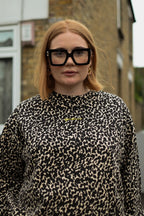 fr:Jess mesure 1m72 et porte une taille L, en:Jess is 1m72 and wears a size L, de:Jess ist 1m72 und trägt Größe L