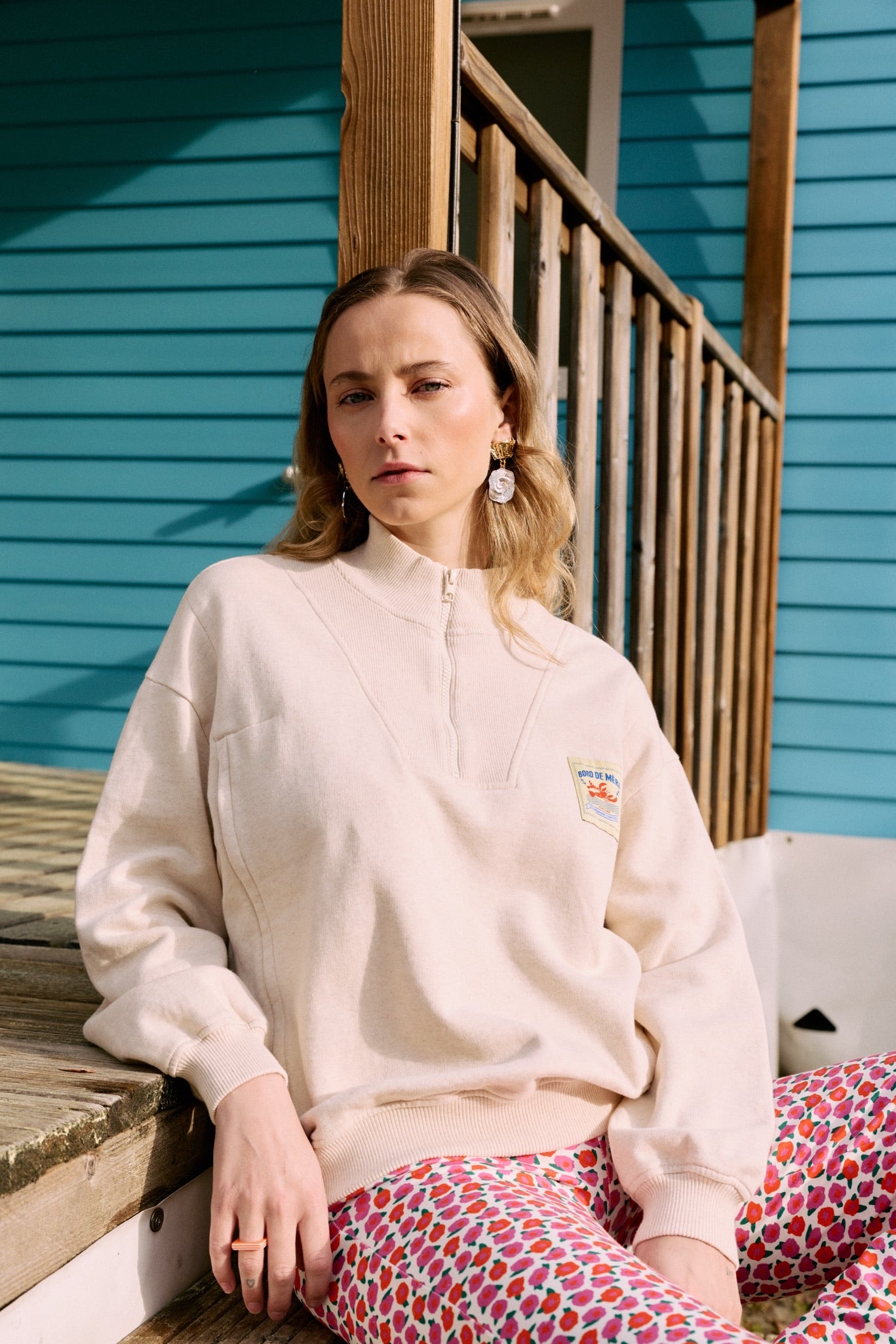 fr:Coline mesure 1m72 et porte une taille S, en:Coline is 1m72 and wears a size S, de:Coline ist 1m72 und trägt Größe S