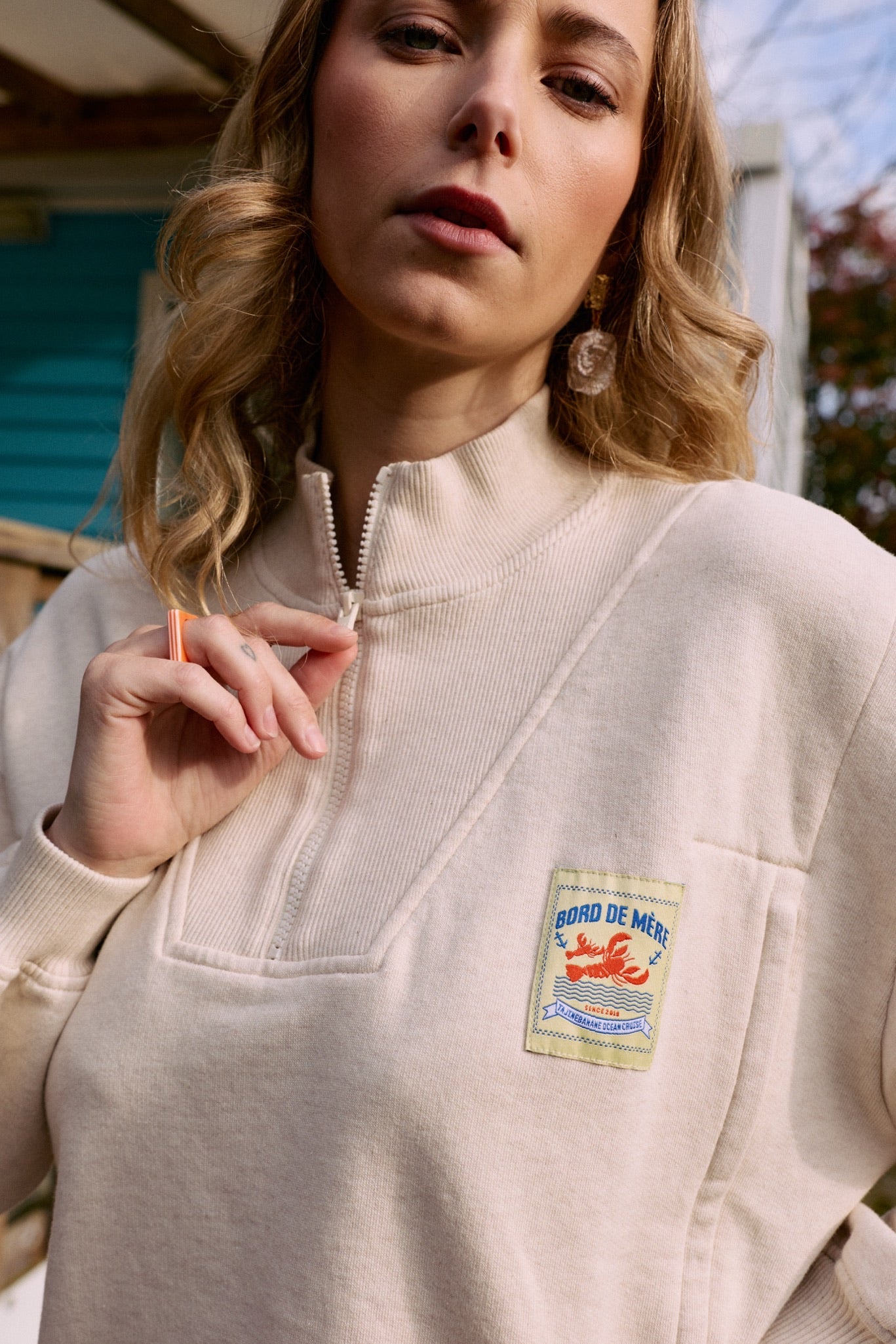 fr:Coline mesure 1m72 et porte une taille S, en:Coline is 1m72 and wears a size S, de:Coline ist 1m72 und trägt Größe S