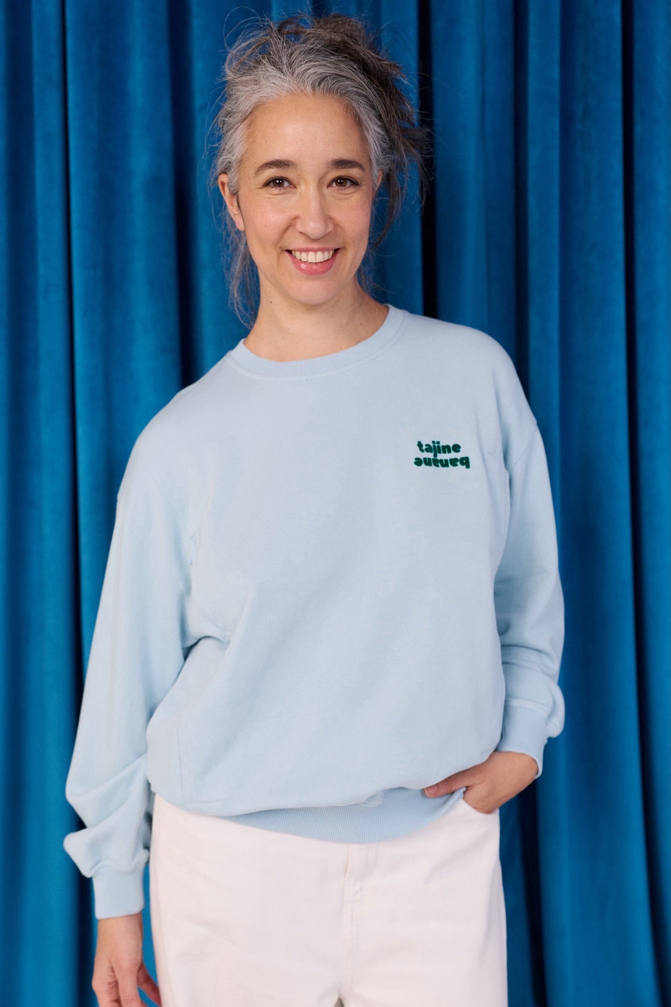 fr:Sarah mesure 1m68 et porte une taille M, en:Sarah is 1m68 and wears a size M, de:Sarah ist 1m68 und trägt Größe M