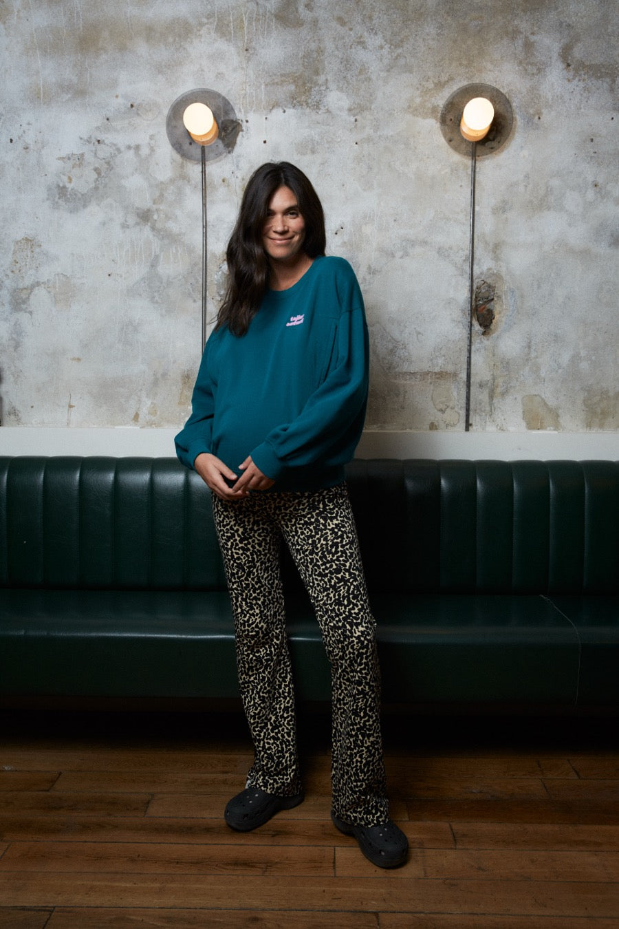 fr:Angela mesure 1m74 et porte une taille M, en:Angela is 1m74 and wears a size M, de:Angela ist 1m74 und trägt Größe M