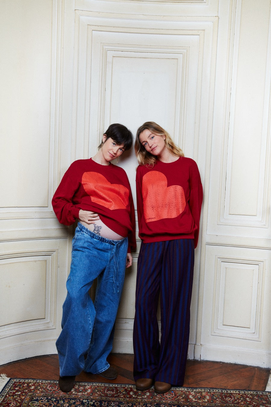 fr:Dorcas mesure 1m70 et porte une taille S, en:Dorcas is 1m70 and wears a size S, de:Dorcas ist 1m70 und trägt Größe S