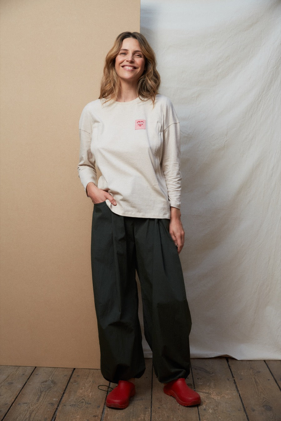 fr:Romaine mesure 1m71 et porte une taille S, en:Romaine is 1m71 and wears a size S, de:Romaine ist 1m71 und trägt Größe S