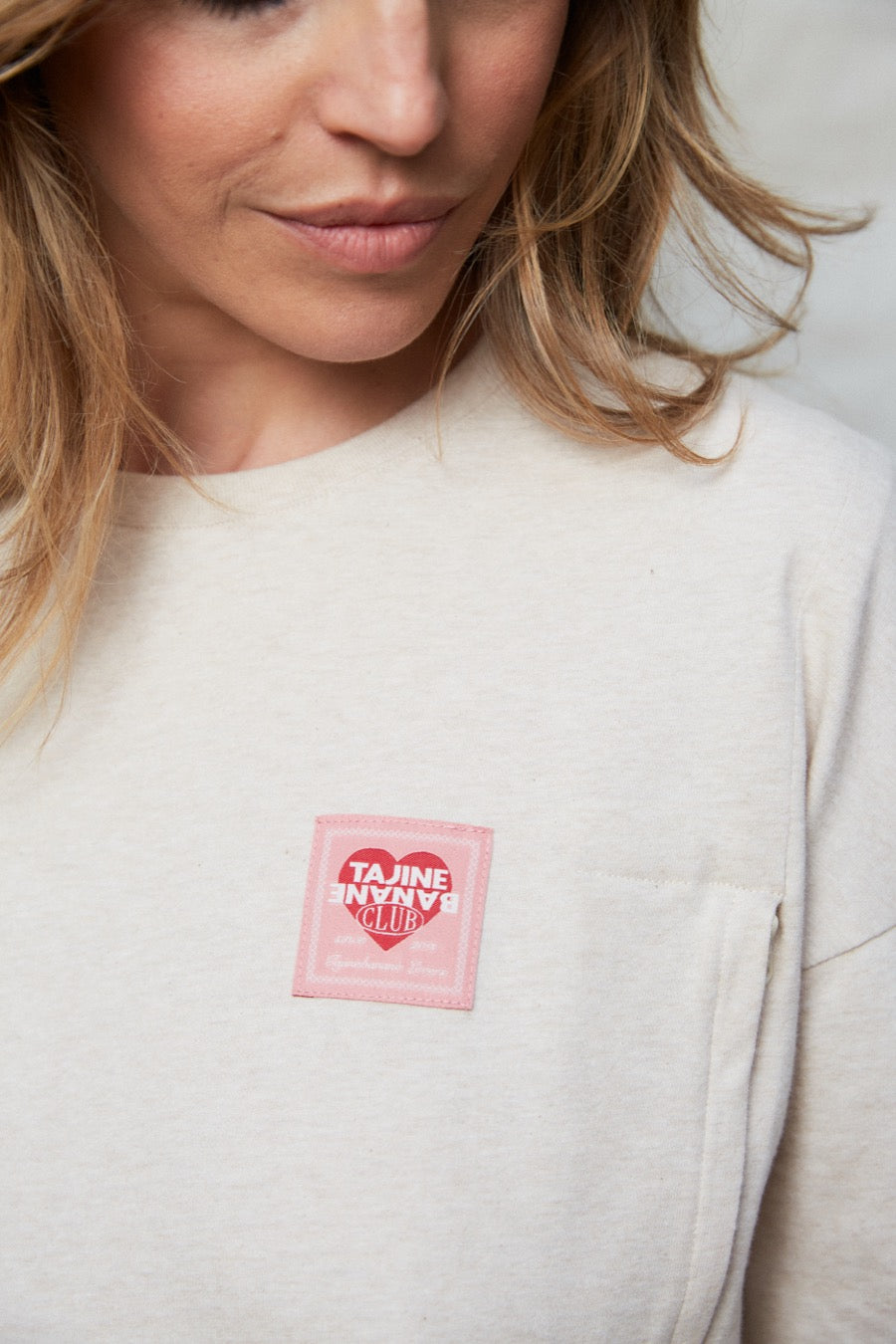 fr:Romaine mesure 1m71 et porte une taille S, en:Romaine is 1m71 and wears a size S, de:Romaine ist 1m71 und trägt Größe S