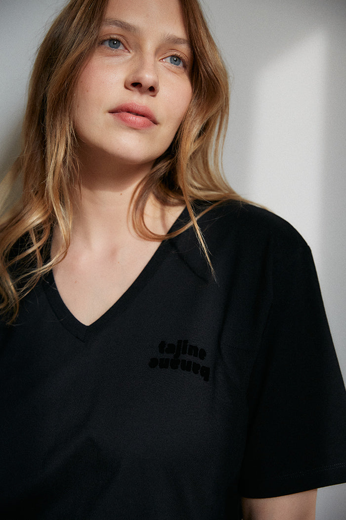 fr: Claudia porte une taille M, en: Claudia wears a size M, de: Claudia trägt Größe M
