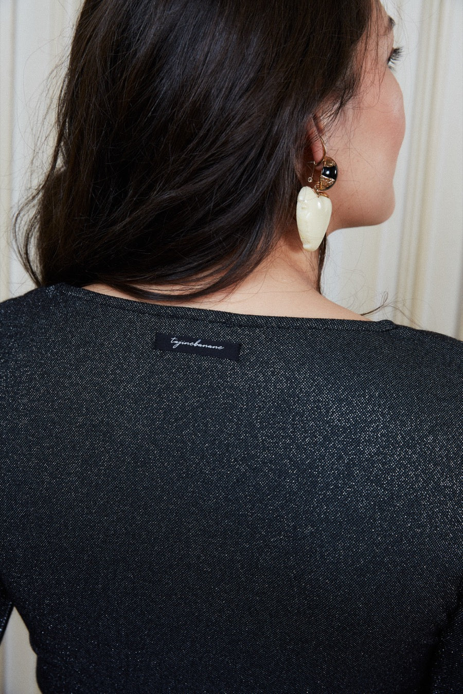 fr:Anne-Françoise mesure 1m70 et porte une taille M, en:Anne-Françoise is 1m70 and wears a size M, de:Anne-Françoise ist 1m70 und trägt Größe M