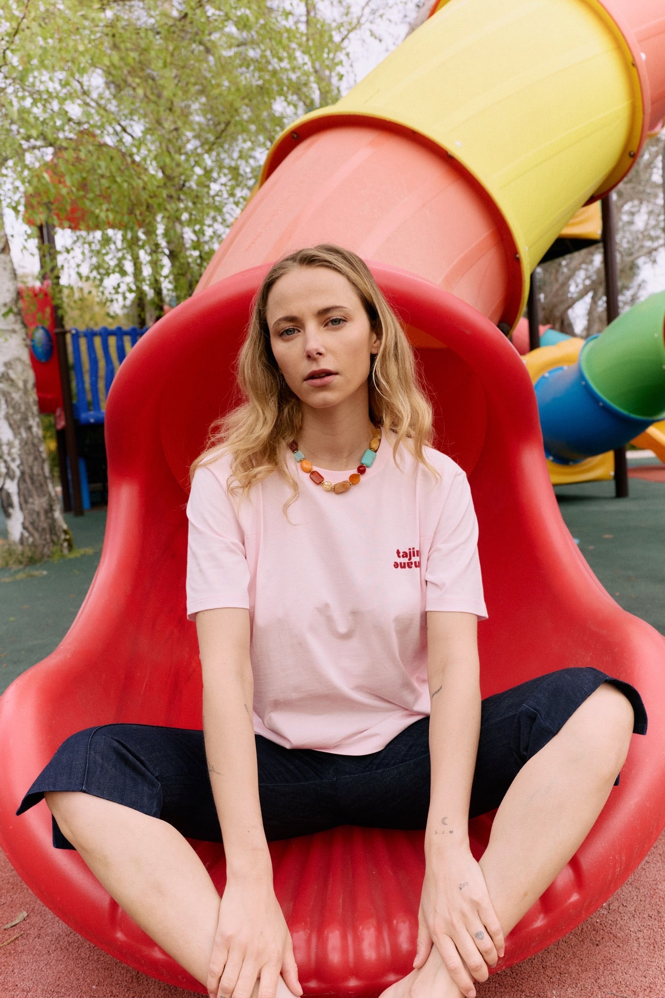 fr:Coline mesure 1m72 et porte une taille S, en:Coline is 1m72 and wears a size S, de:Coline ist 1m72 und trägt Größe S