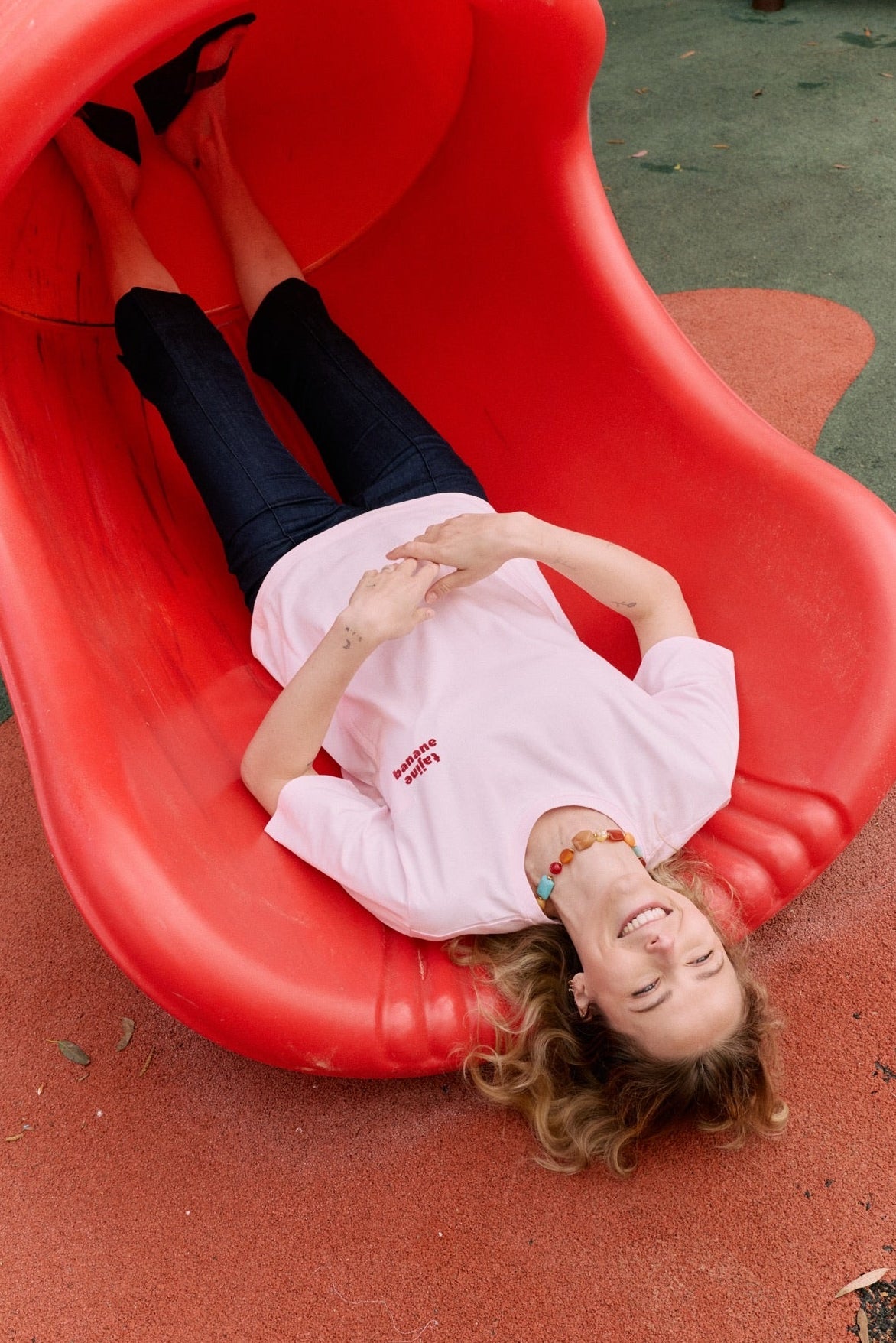 fr:Coline mesure 1m72 et porte une taille S, en:Coline is 1m72 and wears a size S, de:Coline ist 1m72 und trägt Größe S