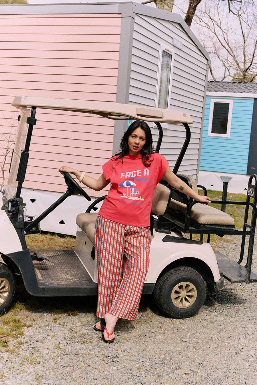 fr:Jeanne mesure 1m70 et porte une taille L, en:Jeanne is 1m70 and wears a size L, de:Jeanne ist 1m70 und trägt Größe L