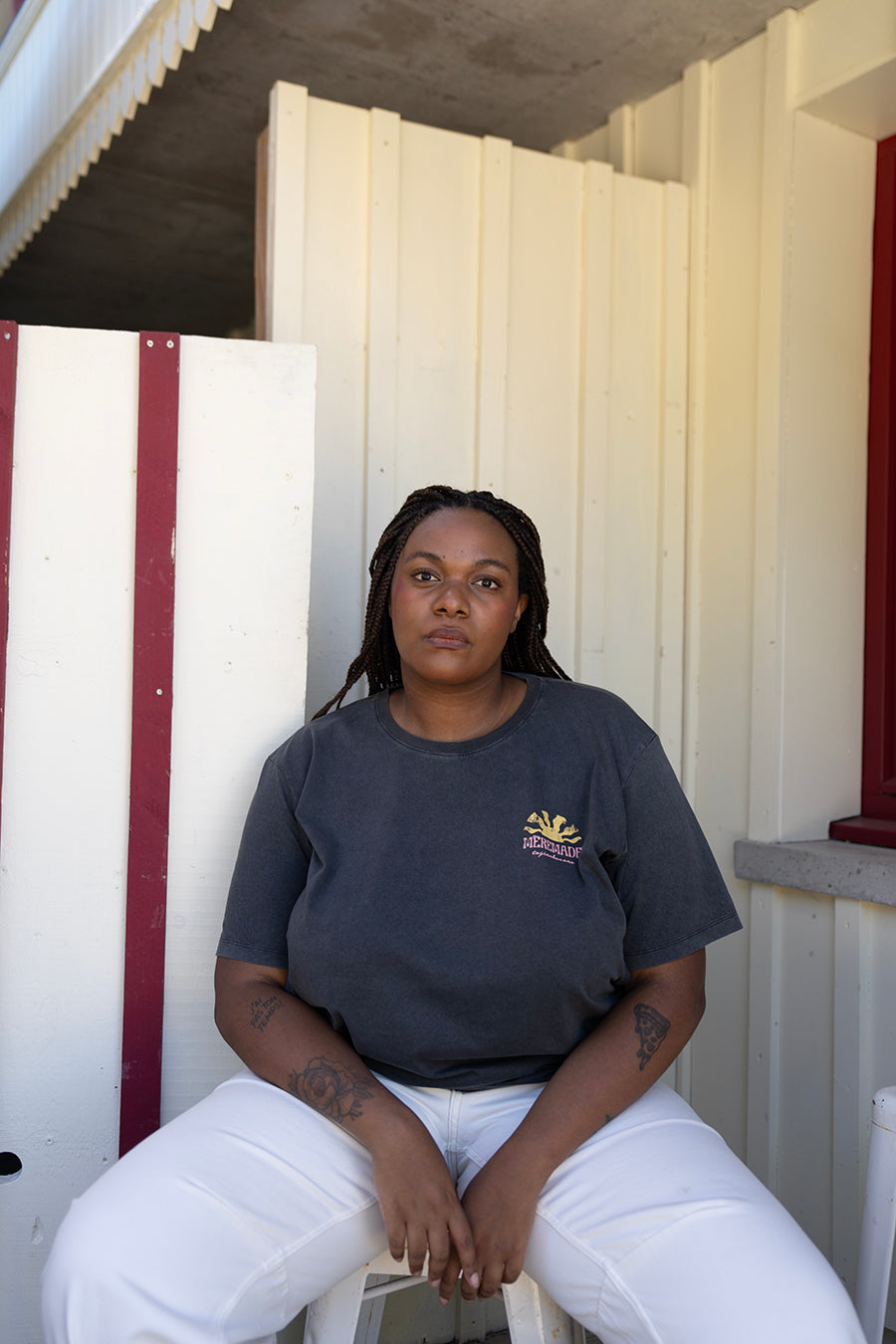 fr:Tiffany mesure 1m78 et porte une taille XXL, en:Jeanne is 1m78 and wears a size XXL, de:Jeanne ist 1m78 und trägt Größe XXL
