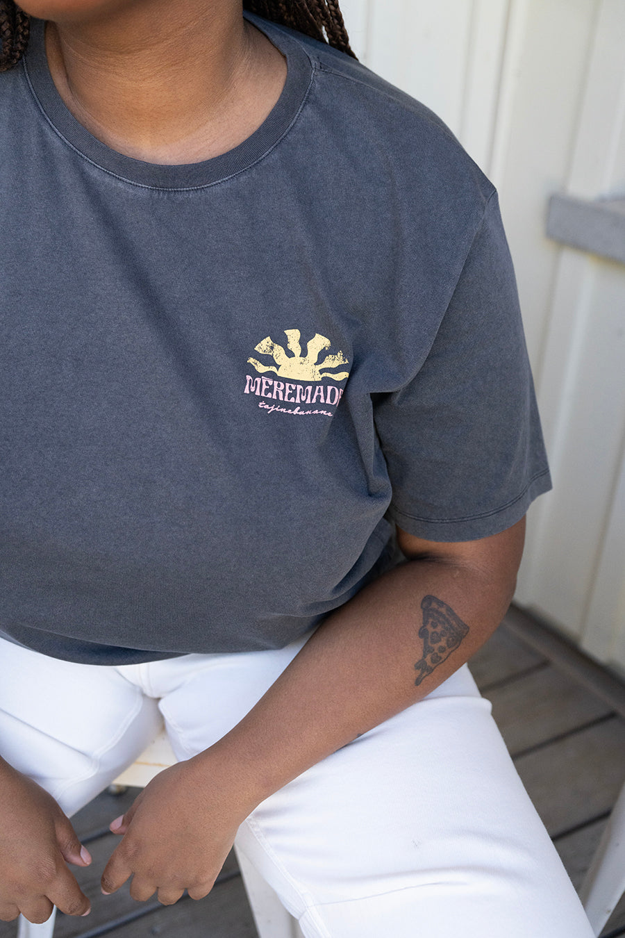 fr:Tiffany mesure 1m78 et porte une taille XXL, en:Jeanne is 1m78 and wears a size XXL, de:Jeanne ist 1m78 und trägt Größe XXL