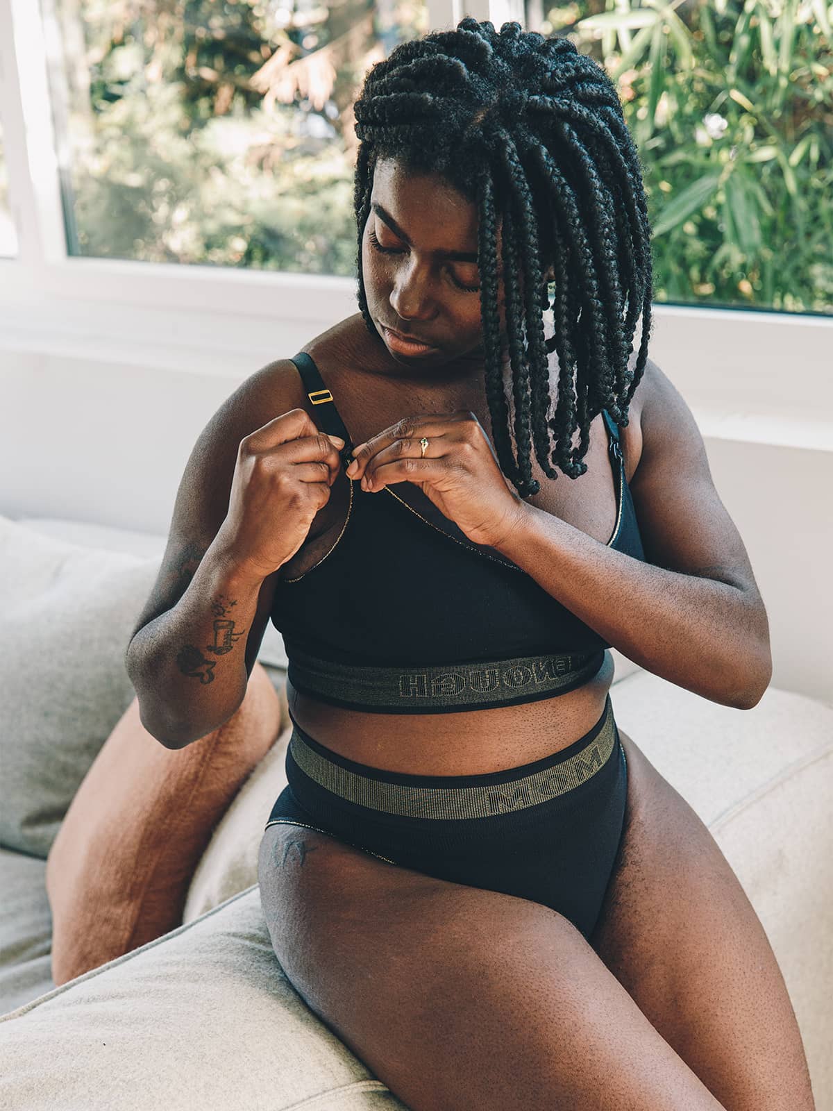 fr:Krissima mesure 1m65 et porte une taille M en haut et L en bas, en:Krissima is 1m65 and wears a size M on top and L on bottom, de:Krissima ist 1m65 groß und trägt oben Größe M und unten Größe L