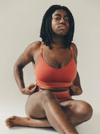 fr:Krissima mesure 1m65 et porte une taille M en haut et L en bas, en:Krissima is 1m65 and wears a size M on top and L on bottom, de:Krissima ist 1m65 groß und trägt oben Größe M und unten Größe L